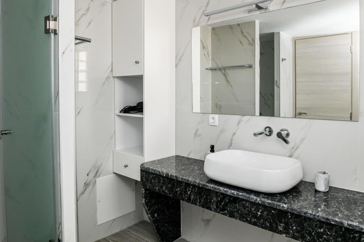 Apartment Santorini Life Vibrant Only 50m From The Perissa (Santorini)