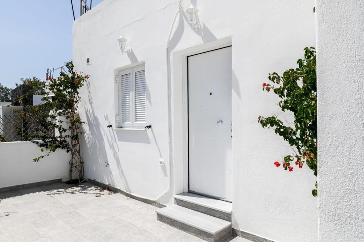 Santorini Life Vibrant Only 50m From The * Perissa (Santorini)
